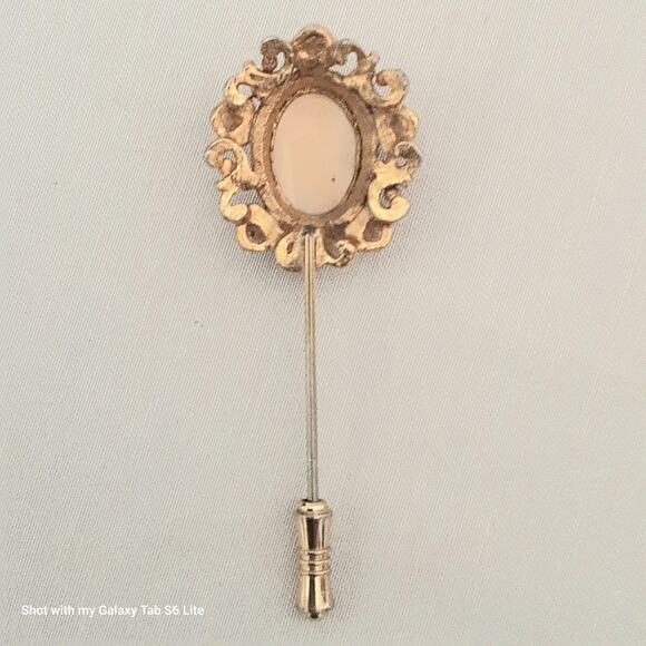 Victorian Style Cameo Pin Left Facing Female Profile On Ornate Gold Tone Border - Picture 4 of 5